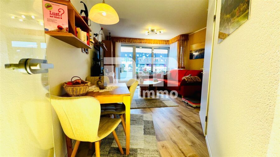 Schöne Eigentumswohnung in gefragter Wohnlage mit Balkon / Tiefgarage und Parkanlage - Zugang / Wohn / Esszimmer